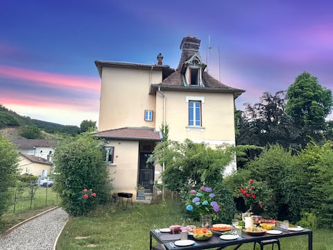 Family Home | 6 bedrooms | Garden | Sleeps 18