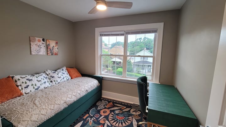 Deze gezellige, multifunctionele slaapkamer is perfect voor soloreizigers, collega's of gezinnen met kinderen. De kamer heeft een tweepersoonsbed met een uittrekbare onderschuifbed en biedt comfortabel plaats aan twee personen, terwijl er nog steeds ruimte is om te werken, te ontspannen of op te laden.