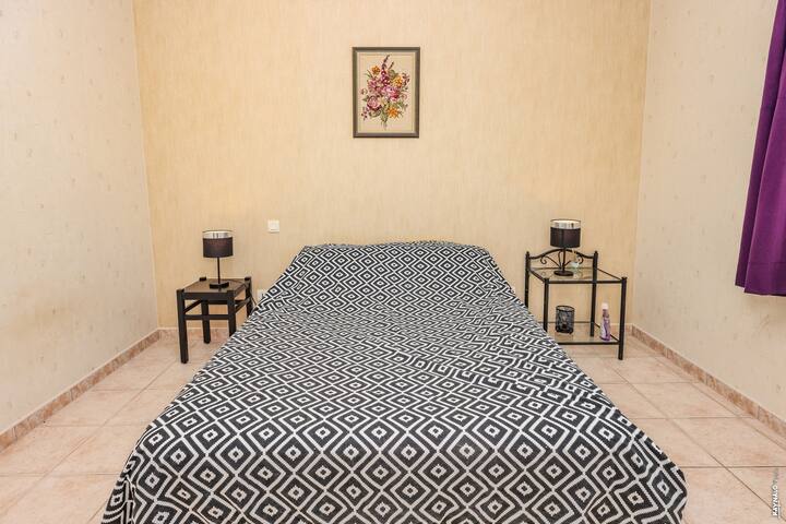 Საძინებელი ორადგილიანი საწოლით 140 ნომერში. 