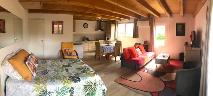 ห้องนั่งเล่นกว้างขวางขนาด 35 ตร.ม. สว่าง มีเครื่องปรับอากาศ พื้นที่นอน ห้องครัวที่มีอุปกรณ์ครบครัน และห้องนั่งเล่นในบรรยากาศที่เก๋ไก๋แปลกใหม่
วิวสวนและระเบียงที่ไม่มีสิ่งกีดขวางเพื่อการเข้าพักที่สงบและแปลกใหม่ 
ความเงียบสงบของชนบทในเมือง