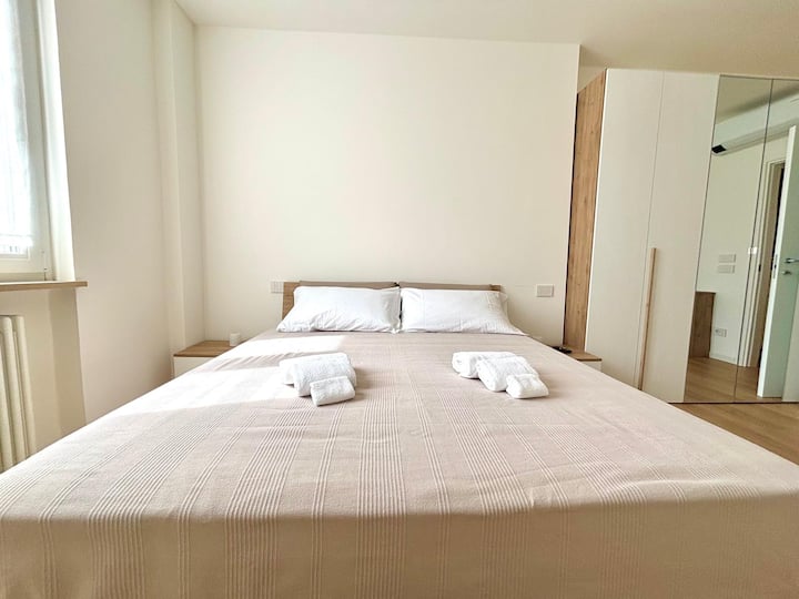 Chumba kikubwa na angavu cha kulala mara mbili, kilicho na samani katika mtindo wa kisasa na kilichoundwa ili kutoa starehe ya kiwango cha juu. Sehemu hiyo ya ukarimu hukuruhusu kutembea kwa starehe na kufurahia nyakati za mapumziko ya kweli.