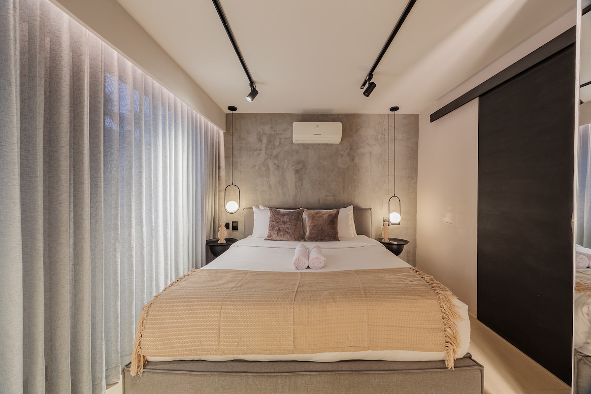 חדר שינה נעים עם מיטת קווין סייז, חדר רחצה פרטי, מיזוג אוויר וטלוויזיה חכמה, שנועדו לנוחות, לפרטיות ולחוויית אירוח יוקרתית.