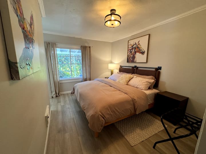 Profitez de votre confortable chambre King au rez-de-chaussée! Baigné de lumière naturelle, cet espace paisible garantit un séjour reposant. Des petites attentions en font la retraite parfaite après vos aventures dans la région viticole de McMinnville ou à Linfield. Détendez-vous et ressourcez-vous!