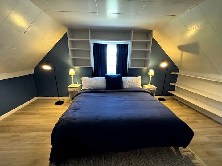 Montez dans votre chambre spacieuse au deuxième étage! Profitez d'un confort suprême dans votre grand lit King accueillant. Cette retraite à l'étage est parfaite pour se détendre après votre visite des vignobles de la vallée de la Willamette ou l'un des nombreux événements de McMinnville. De beaux rêves vous attendent!