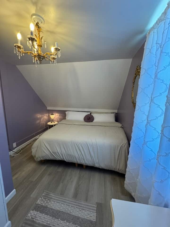 Chambre à l'étage avec un lit King confortable.