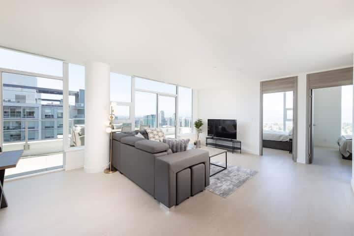 Mirë se vjen në apartamentin në katin e 36-të! Shijo një divan elegant modular dhe pamje mahnitëse të New West dhe më gjerë. Ndiq ndriçimin e qytetit natën ndërsa çlodhesh me një gotë verë ose një filxhan çaj.