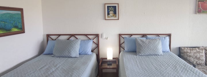 Habitación  ️✨Fresca y con estilo, Aire acondicionado, TV y vista relajante.
