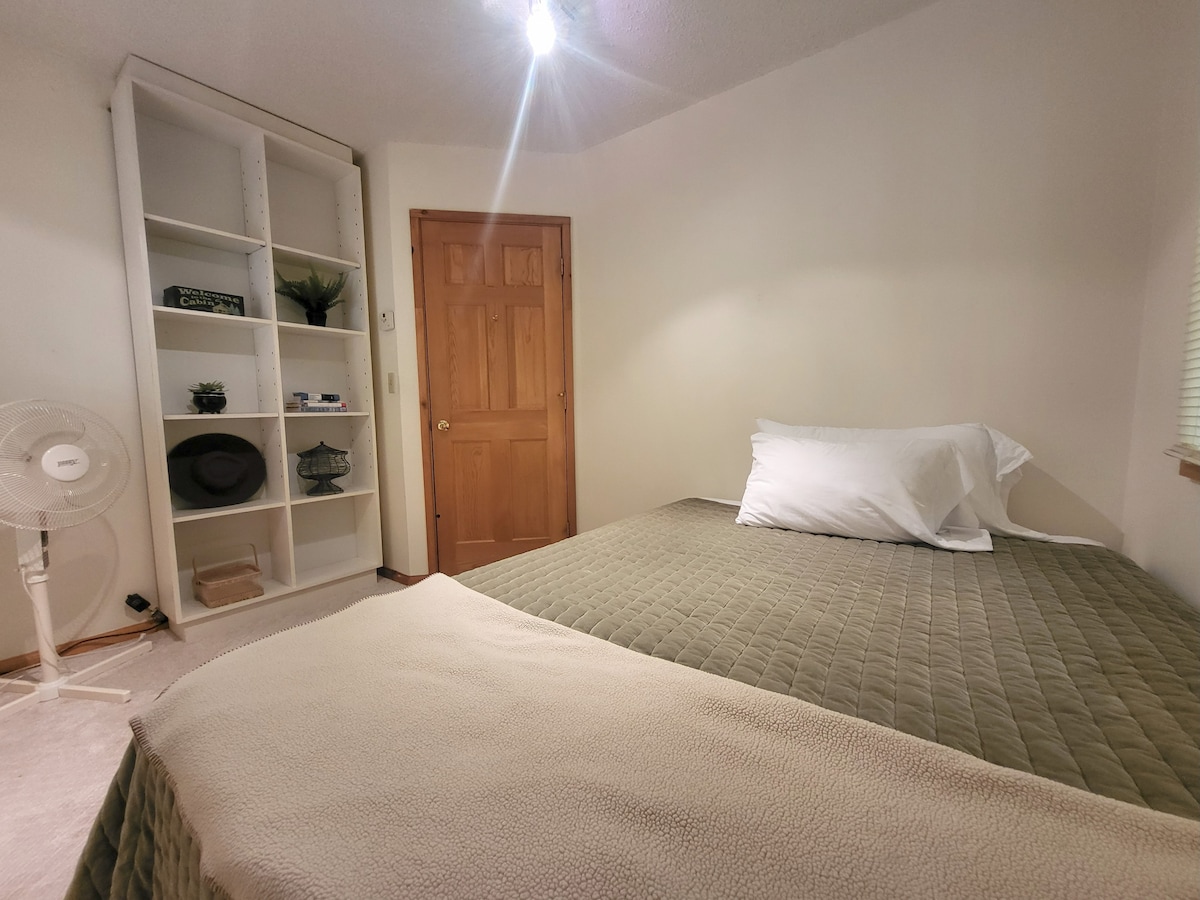 Jednoduchá druhá spálňa s manželskou posteľou. 