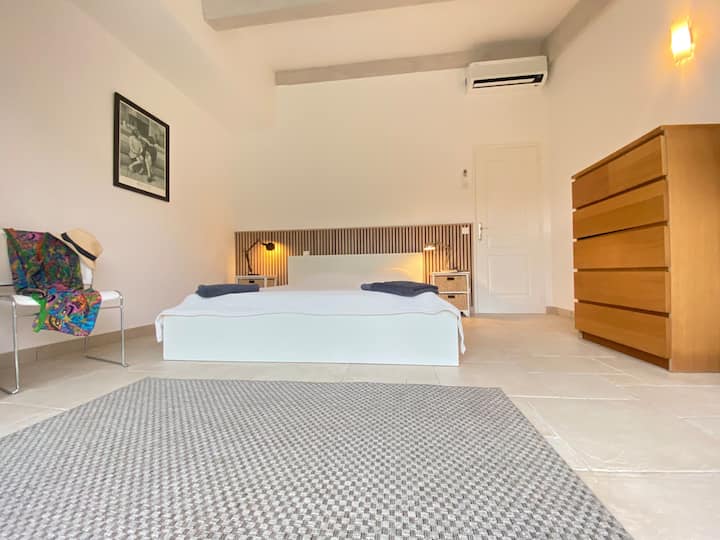 A master bedroom with a king-size bed, designed for real nights of rest. Soft hues and high-end bedding blend luxury and serenity.