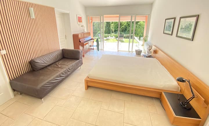Imagine spending a beautiful night in this spacious and bright room in the heart of Provence...