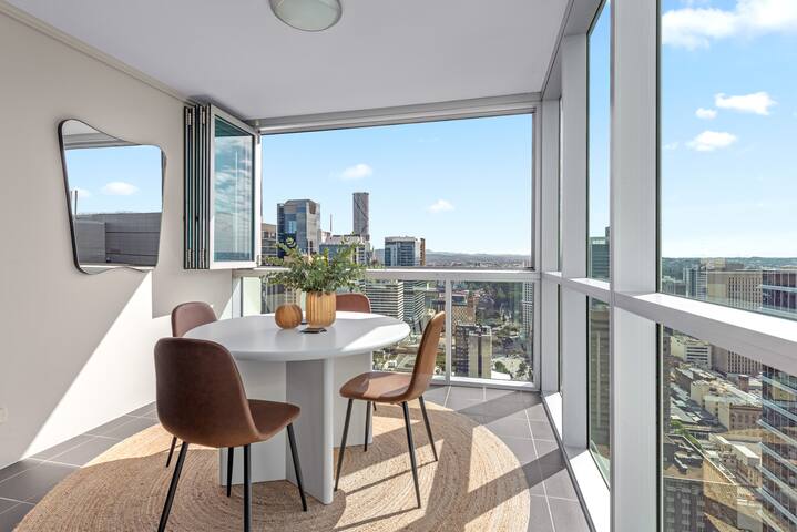 Top Floor! 2Bed/2Bath/1Car/Pool/Views ~ CBD gallery image 3
