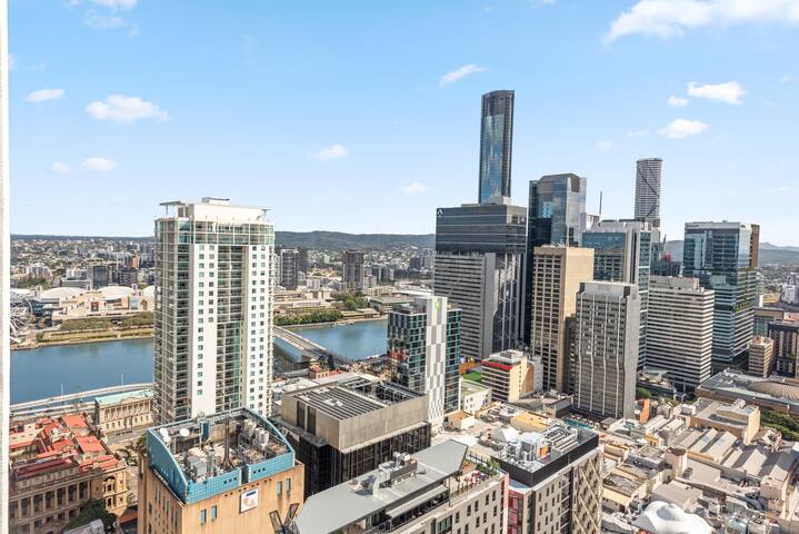 Top Floor! 2Bed/2Bath/1Car/Pool/Views ~ CBD gallery image 4