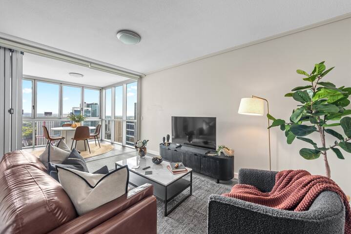 Top Floor! 2Bed/2Bath/1Car/Pool/Views ~ CBD gallery image 2