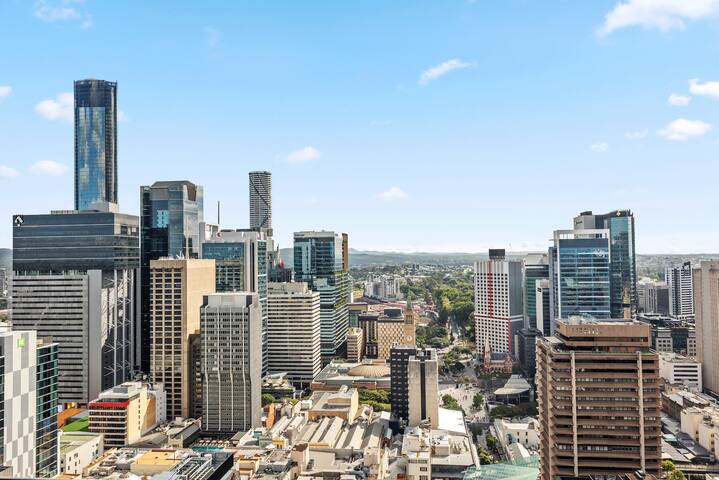 Top Floor! 2Bed/2Bath/1Car/Pool/Views ~ CBD gallery image 5