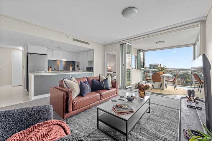 Top Floor! 2Bed/2Bath/1Car/Pool/Views ~ CBD
