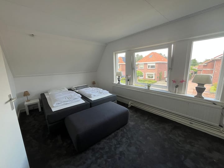 חדר השינה נמצא בקומת הקרקע. ניתן להשתמש במיטה כמיטה זוגית או כשני מיטות יחיד.