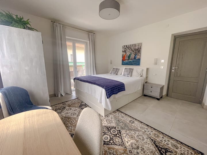 Soba mira 
Ova prostrana i svijetla soba mjesto je gdje će brige svijeta biti isprane. Ima izlaz na balkon, luksuznu privatnu kupaonicu, bračni krevet, radni stol i ormar. Možemo lako dodati madrac ili krevetić za dijete.