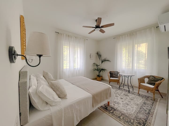 Soba Freedom
Ova prekrasna soba prostrana je, svijetla i doima se kao oaza. S bračnim krevetom (koji se može razdvojiti u dva odvojena kreveta) i privatnom luksuznom kupaonicom, ovo je zaista soba koja donosi obnovljeni osjećaj iscjeljenja i slobode! 