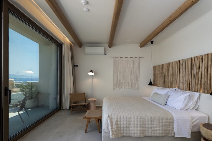 Probudi se uz pogled na more koji oduzima dah, a koji se vidi kroz vrata balkona tvoje spavaće sobe, gdje ti miran horizont daje miran ton za dan.