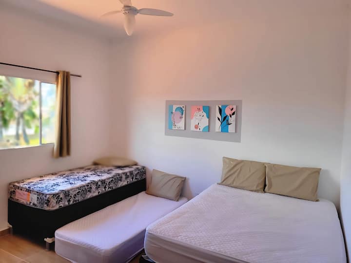 Camera da letto 3 _ 01 letto ca.sal, 02 letto singolo, ventilatore a soffitto, armadio, specchio, tenda oscurante