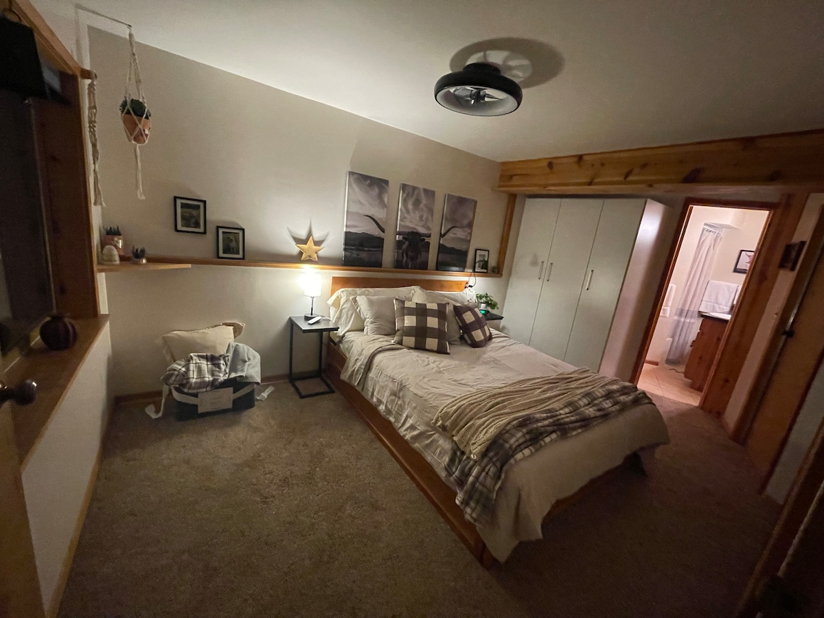 Kitanda hiki cha chini cha jukwaa kina trundle pacha-XL chini yake. Kuna bafu kamili la kujitegemea lililounganishwa na chumba hiki cha kulala chenye starehe.