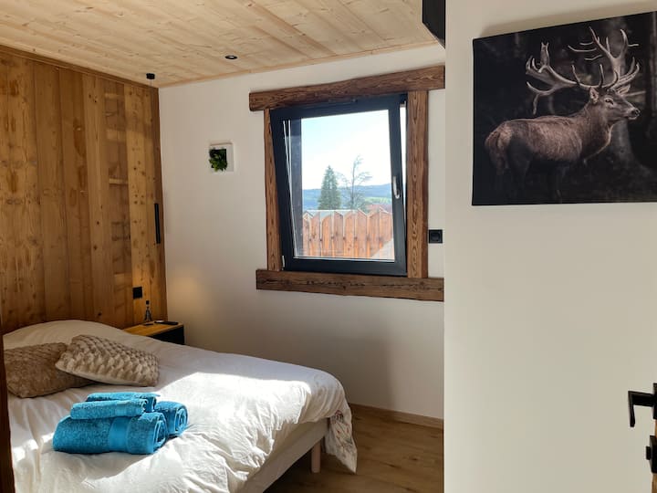 双人床，配有床头柜和床头灯。 提供床上用品和毛巾，需额外收费。 Vosges Thermocontrol亚麻被，夏季和冬季两面可用。