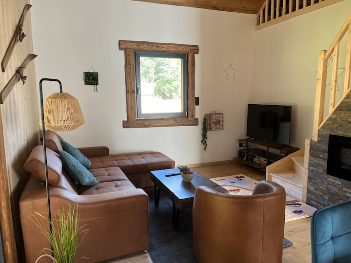 电视柜里有适合所有年龄段的棋盘游戏，沙发右侧有婴儿游戏垫。 连接无线网络的智能电视