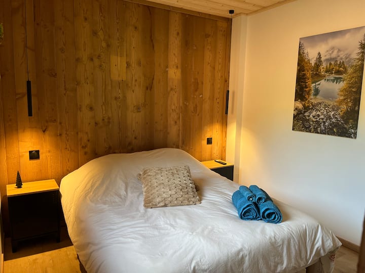 2号卧室，双人床，配有床头柜和床头灯。 Vosges Thermocontrol亚麻被，夏季和冬季两面可用。