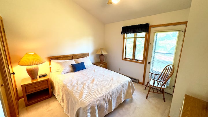 Chumba cha kulala cha mgeni kina kitanda aina ya queen, kabati na ufikiaji wa roshani ya kujitegemea.