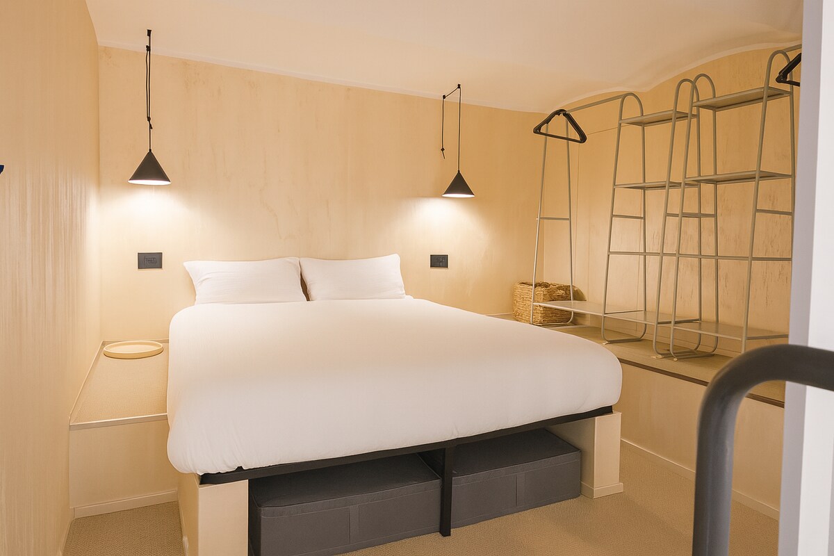 Удобна спална соба со отворени гардероби.