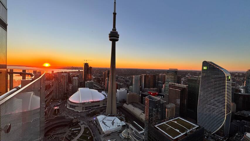 67th Floor Penthouse CN Tower View gallery image 3