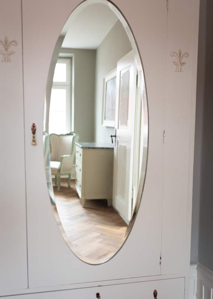 Chumba cha kulala cha "wanaume warefu" kilicho na kitanda chenye urefu wa sentimita 220 x200 kwa upana. Starehe tu!