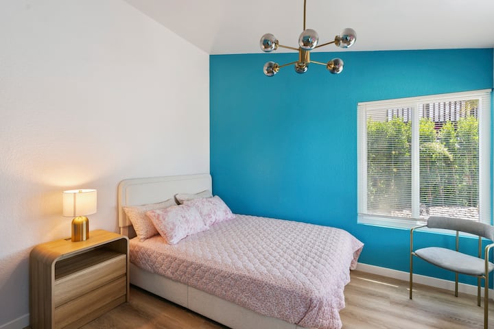 Sala de maquillaje/dormitorio en la planta baja. Cama tamaño queen con colchón de espuma viscoelástica