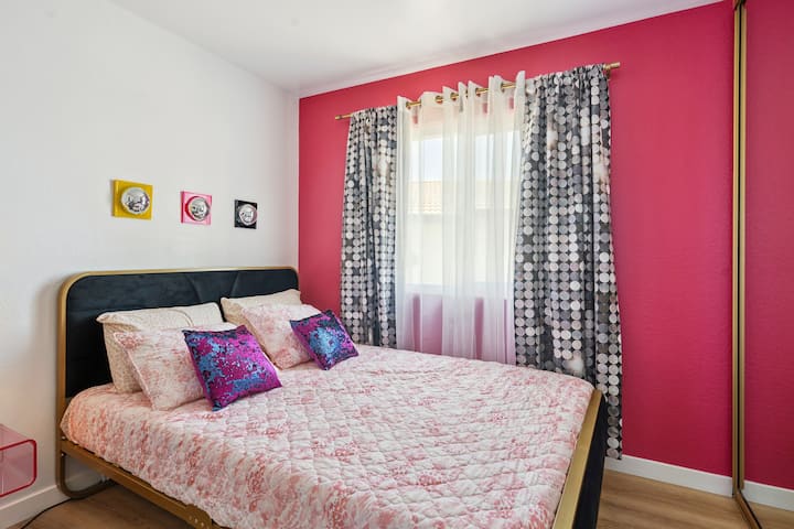 Cama tamaño queen con colchón de espuma viscoelástica 
Armario grande
Cuna/corral de juegos ubicado en esta habitación