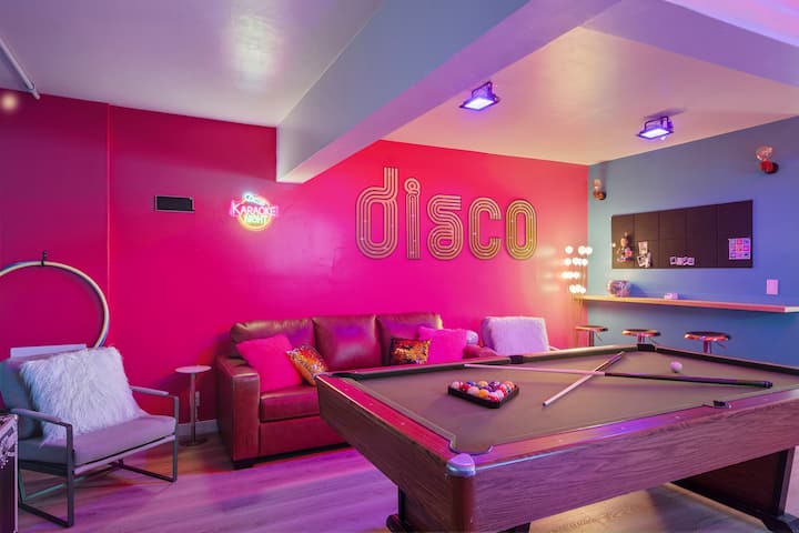 En mi opinión, el dormitorio más genial de la casa: ¡la sala de juegos! El sofá doble como un sofá cama tamaño completo extraíble. 