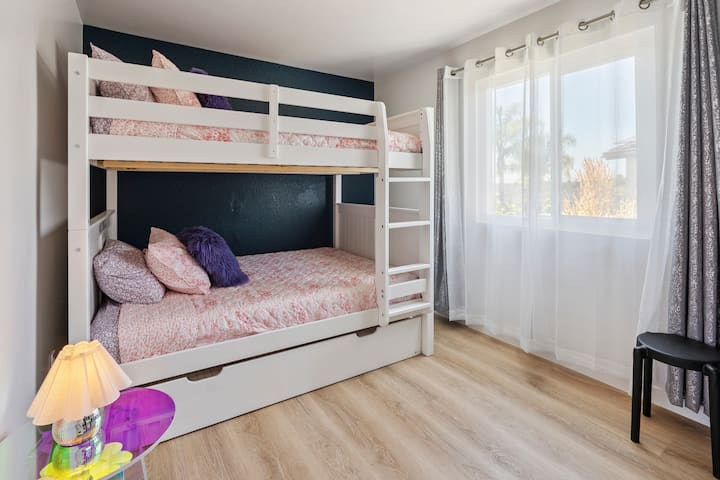 Litera doble de tamaño completo con litera extraíble de tamaño individual. 