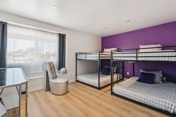 4 camas de tamaño completo con colchones de espuma viscoelástica
Armario con vestidor 
Baño completo ubicado en esta habitación