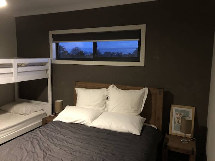 标准双人床和单人床。  步入式衣柜，带储物柜和衣架。  提供备用毯子