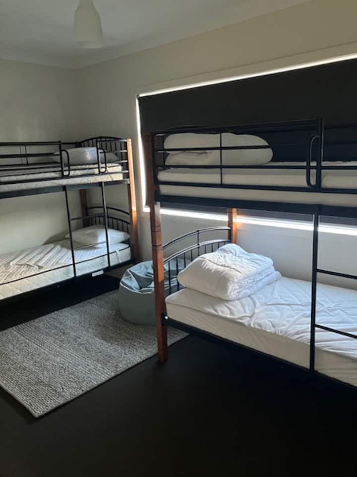 双层床房-2套双层床。 双人衣柜，带衣架。 