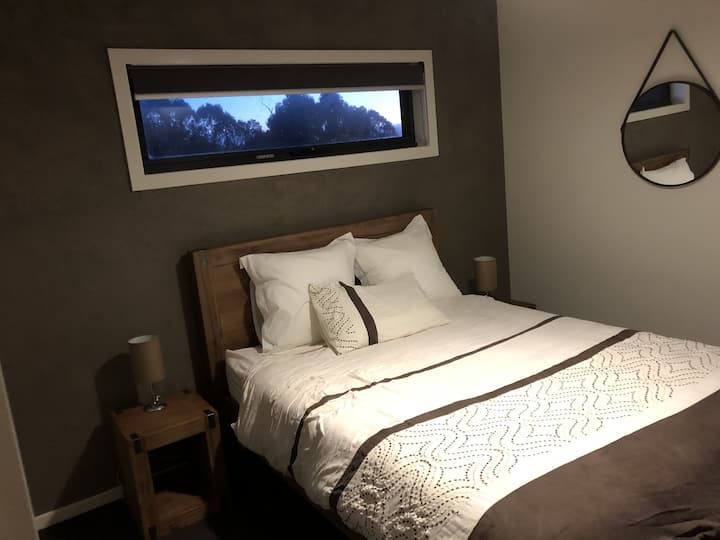 标准双人床房。配有步入式衣柜和衣架。
备用毯子用品