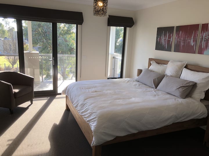 主卧套房配备加大双人床和私人阳台。
全身镜和大步行长袍。 通往宽敞的套房卫生间。 