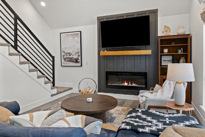 Creekside Luxe Cabin | Spa, Fire Pit & Ev Charger - Lake Easton State Park, Easton