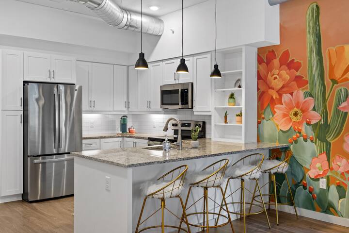 Downtown-Rooftop Pool-King Bed-Walk 2 Broadway! gallery image 5