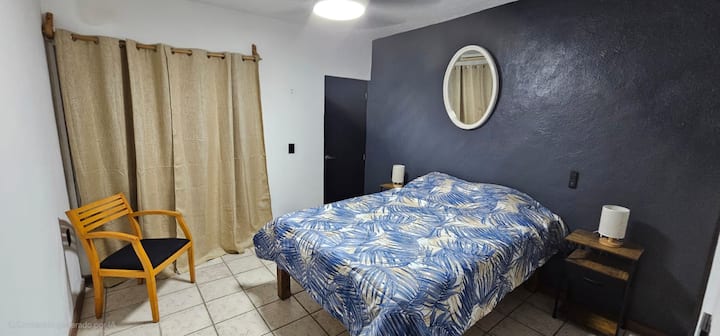 Il y a un lit double, un ventilateur de plafond pour maintenir une température agréable et un placard pour organiser vos bagages. Elle comprend également une salle de bain privée complète pour votre confort. Remarque : la chambre n'a pas de télévision ni de climatisation