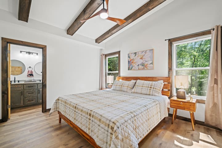 Výhľad na prírodu, manželská posteľ a vlastná pripojená kúpeľňa