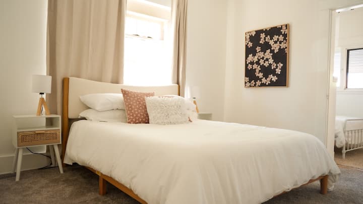 光线充足的卧室，配有标准双人床尺寸的记忆泡沫床垫和遮光窗帘，让您在夜间安然入睡。 