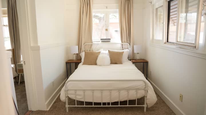 最后，我们的甜蜜小双人房，非常适合单身成人或一对小家伙。  无论您选择哪种方式，您都可以享受另一张记忆海绵床垫，享受另一个难忘的休息和恢复之夜。