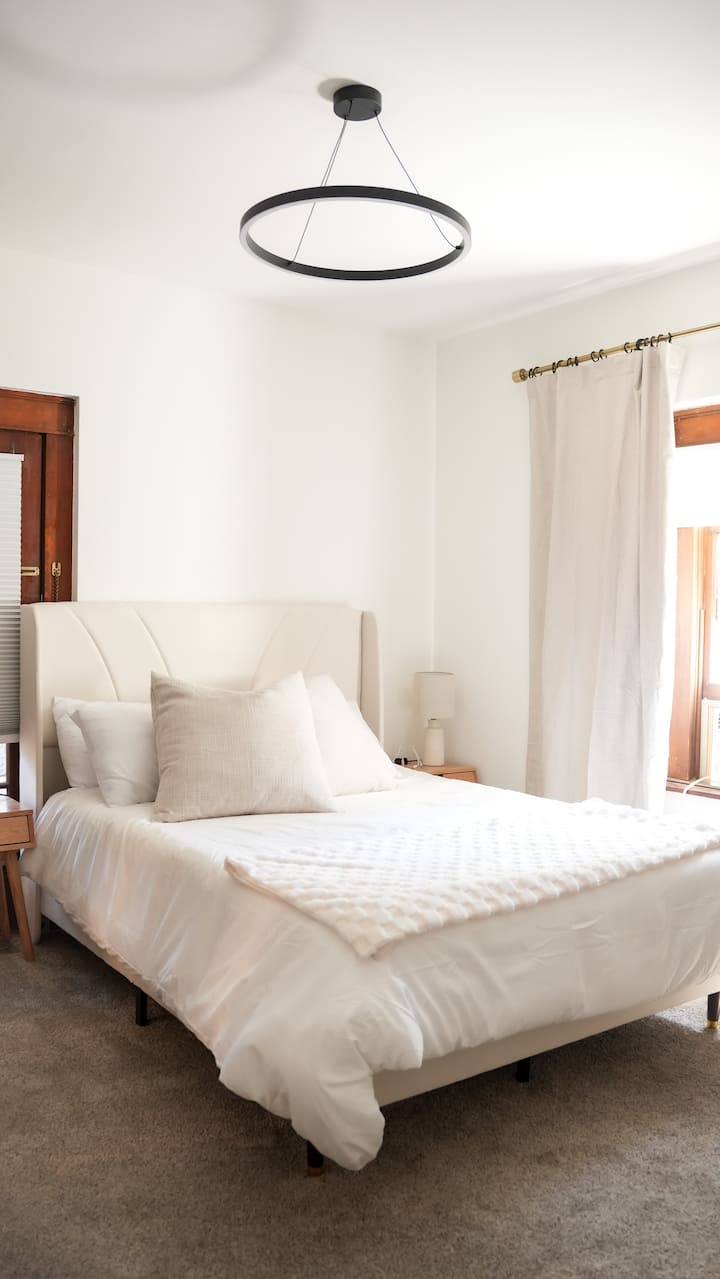 你在度假。  关闭闹钟，在我们的标准双人床记忆泡沫床垫上睡觉。  配备遮光窗帘和隔音实木门，您将获得应得的夜间休息，醒来后准备好探索。