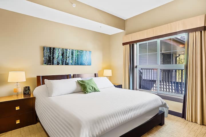 חדר השינה, הכולל מיטת קינג-סייז נוחה, מבטיח שינה מרגיעה ומרעננת, ומספק את המקום המושלם להירגע ולמלא מצברים.