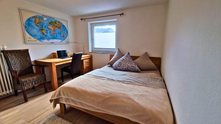 Acogedor dormitorio con escritorio perfecto para la oficina en casa.